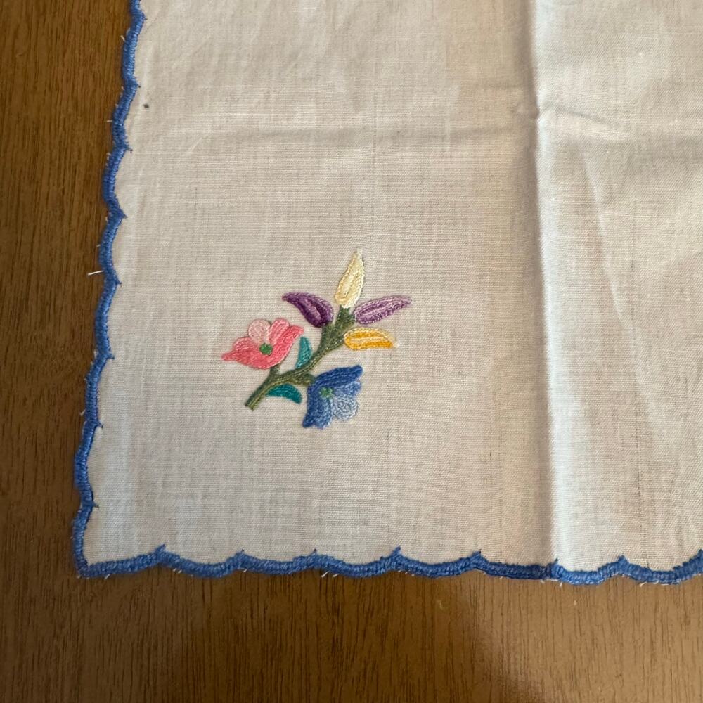 Vintage Kashubian Hand Embroidered Floral Table Runner and 6 Cloth Napkins - Picture 6 of 8